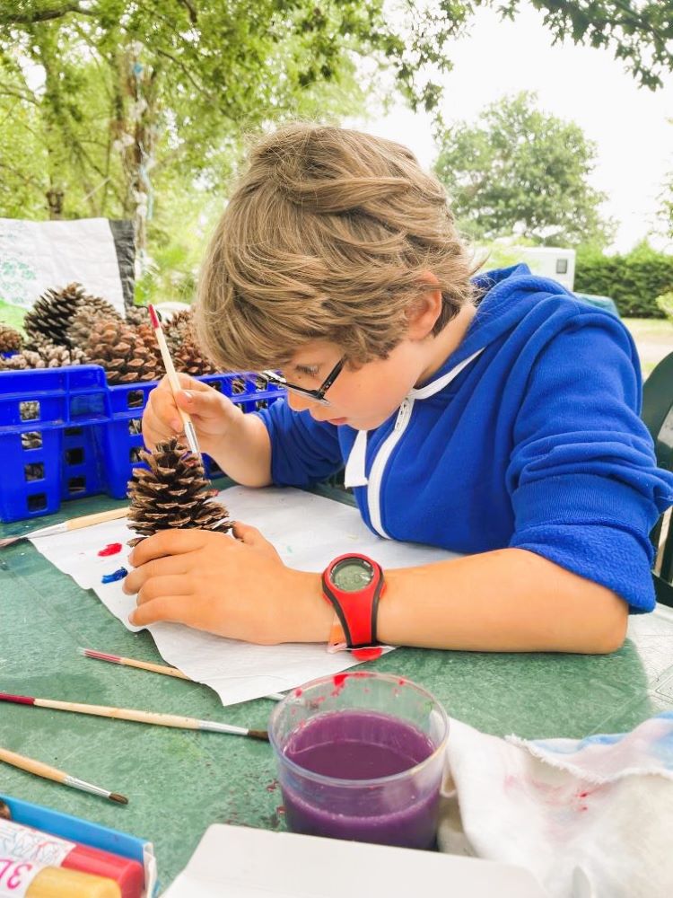 activité enfant peinture pomme de pin