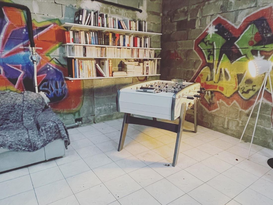 Espace jeunes, avec coin chill, babyfoot et bibliothèque