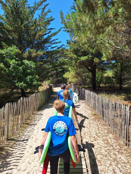 Cours de surf des clients camping La Maiade ecole Sama Sama