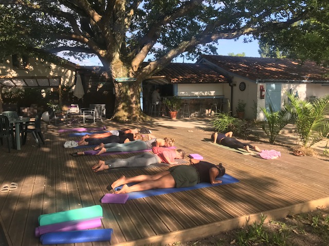 vacanciers au cours de yoga au camping La Ma!îade